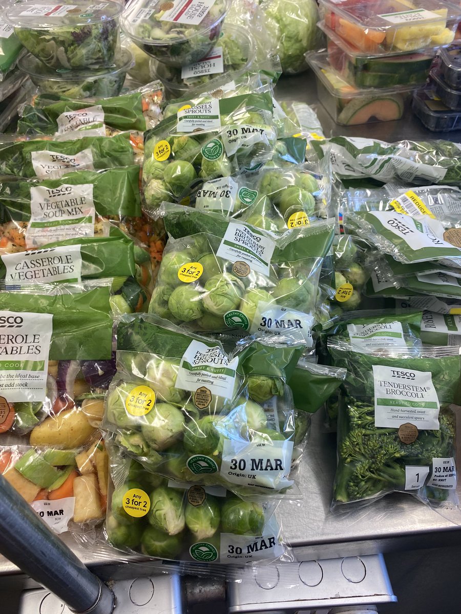 SusanJDurant's tweet photo. Well that 13 parcels taken out today from donation received from @FareShareYorks @Tesco #Edenthorpe and the donated boxes from @CepacLtd. 20 parcels booked ready for tomorrow #HereToHelp #Community #MMWCDC #Moorends #Volunteers @MayorRos @Ed_Miliband @DanJarvisMP @eastareateam https://t.co/J0STabmKAa