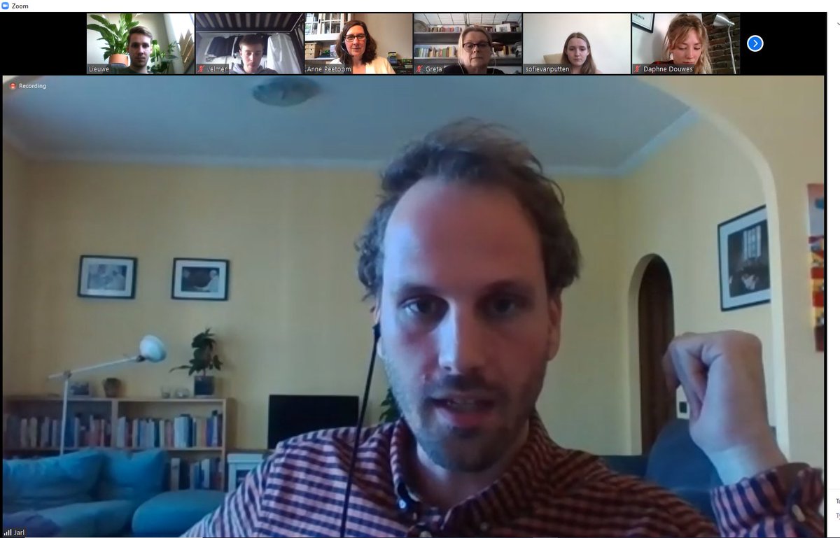 zwalieuw's tweet photo. 🔴LIVE

Q&amp;A met @Jarlvanderploeg van de @volkskrant
over het leven als journalist in het hart van de Europese coronacrisis: Italië. Dat is dus leren van de grote jongens.

#COVID19 #Italië #thuiswerken https://t.co/RaKmqXhfIb