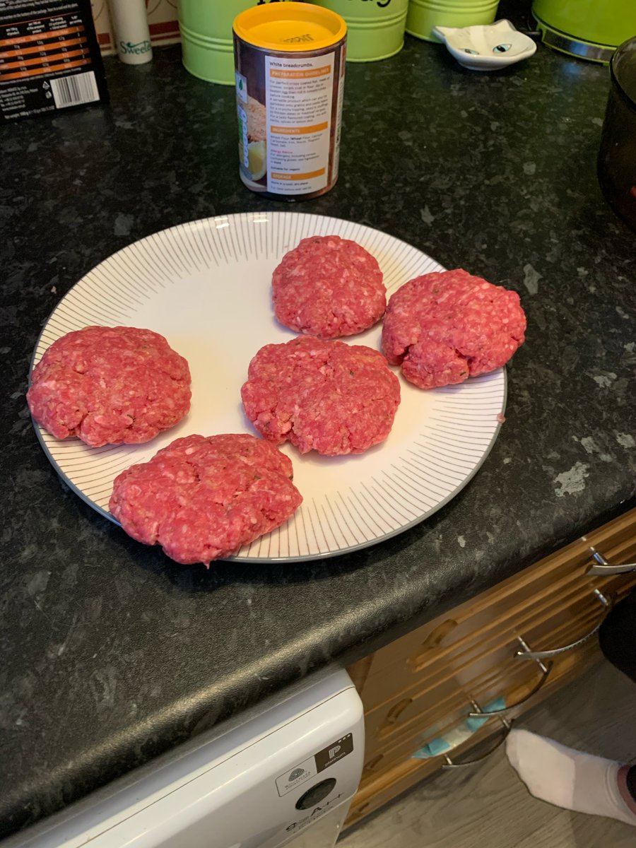 HazleheadHE's tweet photo. Tuesdays food from @hazleheadacad #challenge #homelearning #carryoncooking Lots of different skills being used #baking #icing #usingleftovers #rawmeathandling #shaping https://t.co/VhNzVjZNdd