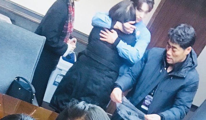 922percent's tweet photo. time to bring back this pic of jinyoung hugging his mom 🥺🥺 a true babie https://t.co/xSDQ1BIyYn