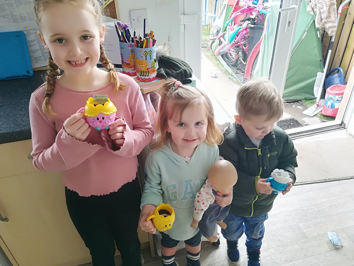 missdee__x's tweet photo. @MilnathortPS @MilnathortN  Amelia worked in some typing on the laptop this morning, while maisie worked on some pencil control, after lunch we planted some seeds 😍 https://t.co/BtxmWuRcUK