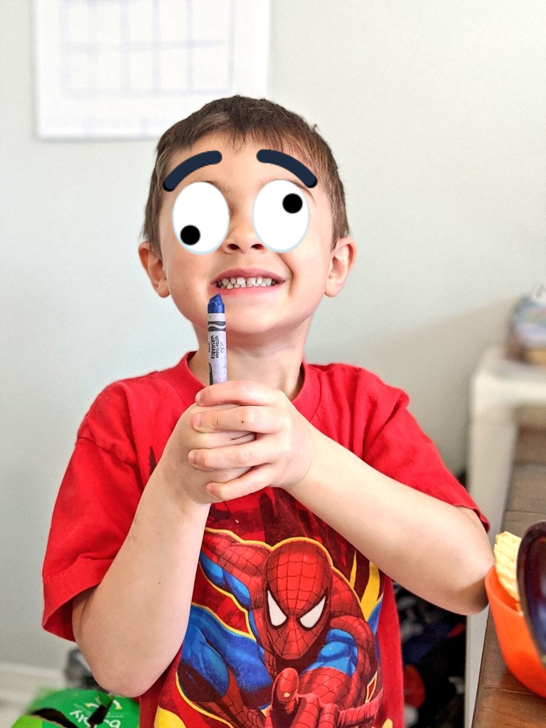 Hey <a href="/ALorneCassidy/">A Lorne Cassidy</a>! Check out this Duck from the Blue Room holding his favourite coloured crayon! BLUE! #ALCSpirit #crayonday