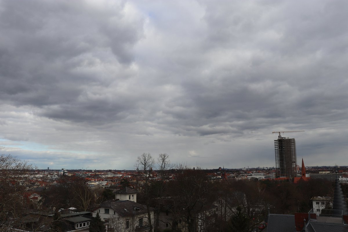 wind_berlin's tweet photo. Am Rand von #Hoch #KEYWAN fließt aus Norden weiterhin #Kaltluft ein. In der leicht labilen Luftmasse haben sich #Quellwolken entwickelt, aus denen man Fallstreifen beobachten kann. Vereinzelt können auch mal ein paar #Flocken am Boden ankommen. #wetter /DE https://t.co/luo0TkxBKA