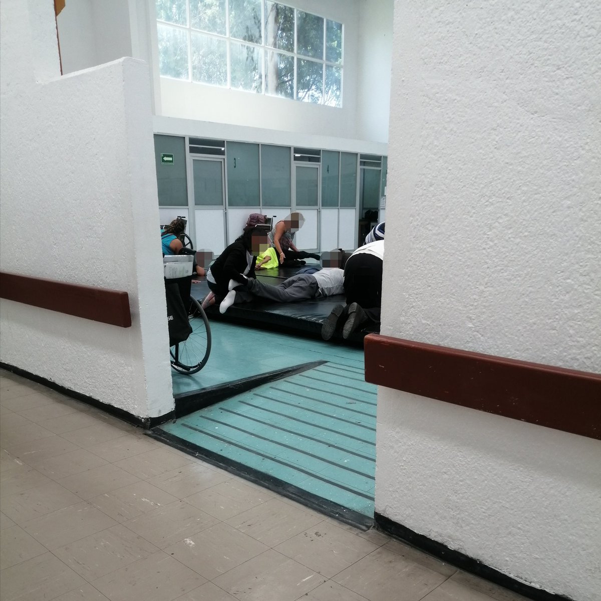 krapniknilu's tweet photo. Se declara emergencia sanitaria y las autoridades de rehabilitación sur del IMSS no suspenden grupos de pacientes y los obligan a seguir acudiendo a terapia. Exponiendo a todos a contagio. No es actividad esencial. Genocidio @Tu_IMSS @SSalud_mx @lopezobrador_ https://t.co/CGrz9Gz2B2