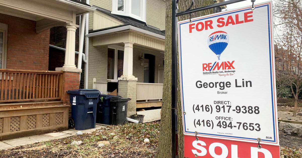 blogTO's tweet photo. Toronto home sales are plummeting on account of COVID-19 https://t.co/pZ6O3OyR92 #Toronto #RealEstate #Coronavirus #COVID19 #COVIDToronto https://t.co/lwvGY4ys8R