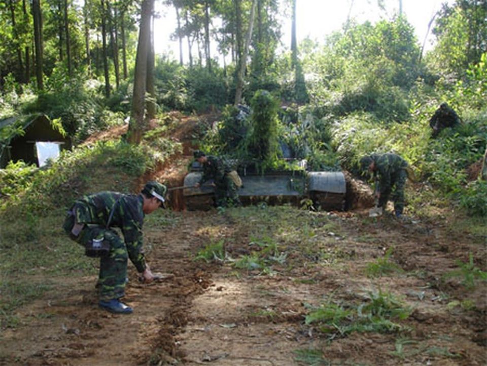 Lee Ann Quann pe Twitter: „"A tank-sized bush? A tank that looks like a bush?"  Tank crews of Vietnam People Army entrenching a Soviet T-54/55 tank,  erasing traces of tracks and putting