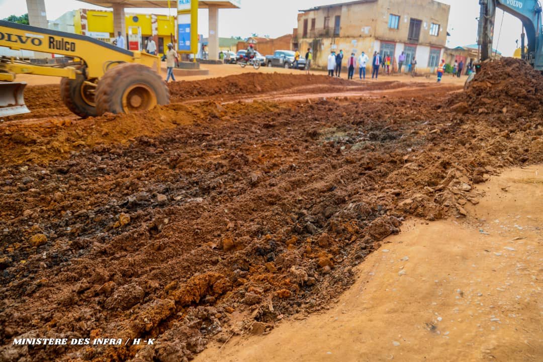 leParrainRDC's tweet photo. 🔴Suivi - Infrastructures / évolution de différents chantiers de la ville de #lubumbashi. Poursuite de l'opération #ZERO_TROU sur #KASHOBWE,#SQUARE_FOREST,#KAPENDA et #USOKE ainsi que l'élargissement et la modernisation (type #KASAVUBU) de la chaussée #KASENGA. https://t.co/uryndn7gyp