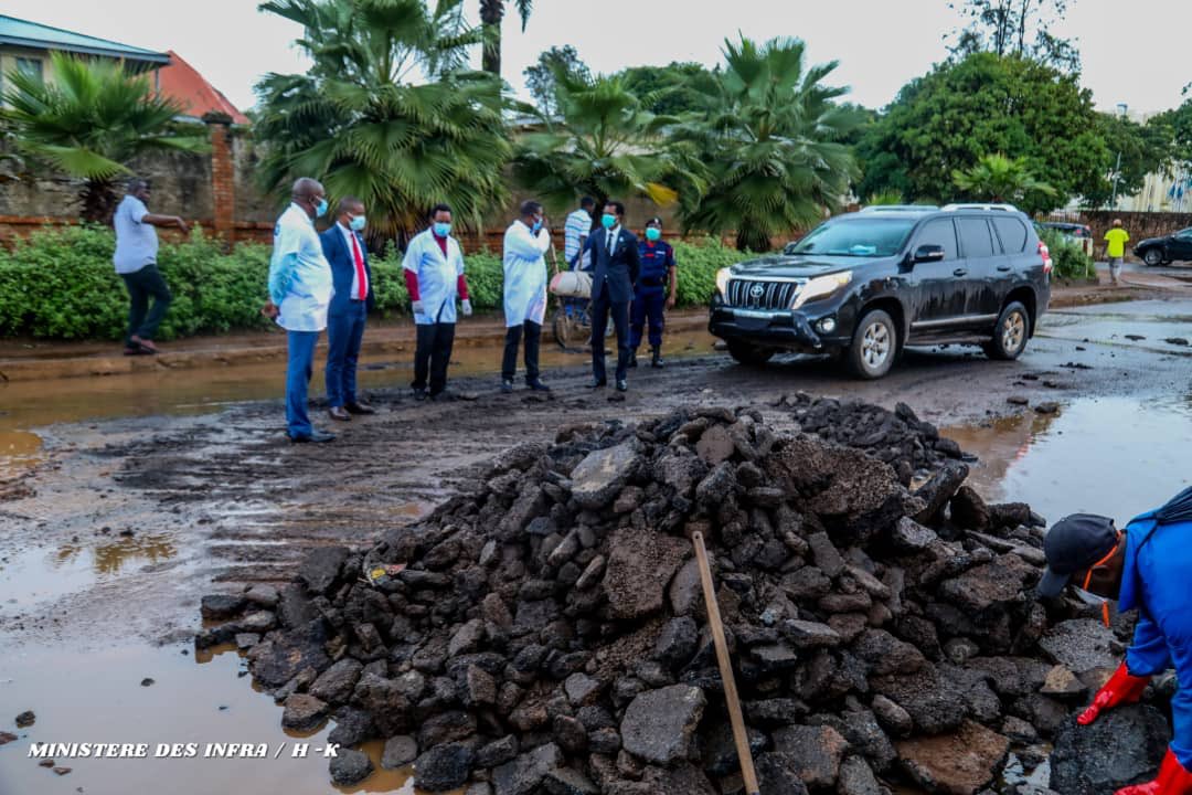 leParrainRDC's tweet photo. 🔴Suivi - Infrastructures / évolution de différents chantiers de la ville de #lubumbashi. Poursuite de l'opération #ZERO_TROU sur #KASHOBWE,#SQUARE_FOREST,#KAPENDA et #USOKE ainsi que l'élargissement et la modernisation (type #KASAVUBU) de la chaussée #KASENGA. https://t.co/uryndn7gyp