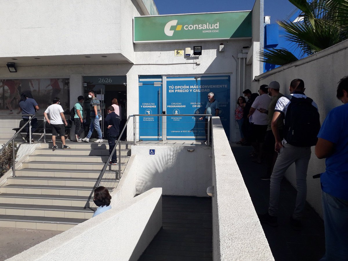 Hugogonzar's tweet photo. @IsapreConsalud Señores Consalud en vez de agilizar su atención en su mínimo horario (10 am a 14 pm), esta la atrasan aun más.
Maipú, mucha gente afuera de sucursal,  al sol por mal plan de contingencia. https://t.co/Hft1PycLqJ