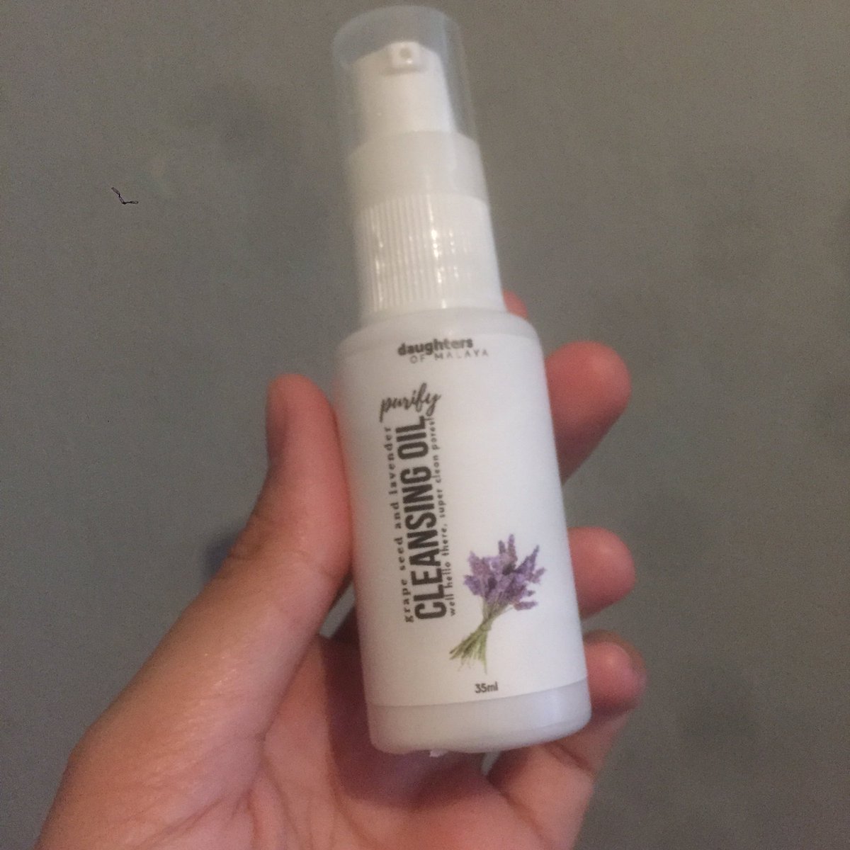 adrianaeddie's tweet photo. Hey heeeyyy! Just bought my very first travel size Cleaning Oil from @domskincare 🌼🌼🌼
Super duper excited to use it hehe 🖤 #daughtersofmalaya #dom #domskincare https://t.co/yg5FFvznUY