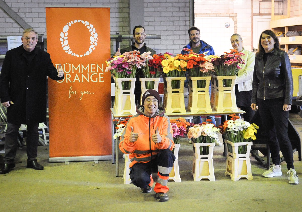 Vandaag zijn onze collega’s in Rijsenhout verrast door Dümmen Orange met liefst 200 bossen Gerbera’s!
Met deze actie wil het bloemenbedrijf uit De Kwakel de beroepsgroepen afvalinzameling en beheer openbare ruimte in het zonnetje zetten. 

Fantastisch! Vinden wij. 

#daslief