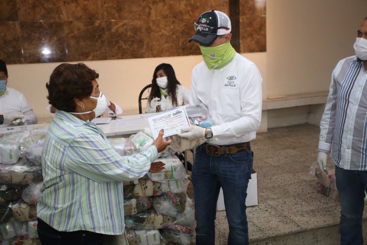 manolojim's tweet photo. Una de las acciones que presentamos ante esta contingencia fue el apoyo a los pequeños comerciantes, por ello iniciamos con la entrega de paquetes alimentarios a miles de micro comerciantes de #Saltillo. En estos días vienen más apoyos para los sectores productivos más (1/2) https://t.co/ixLgHemdIv