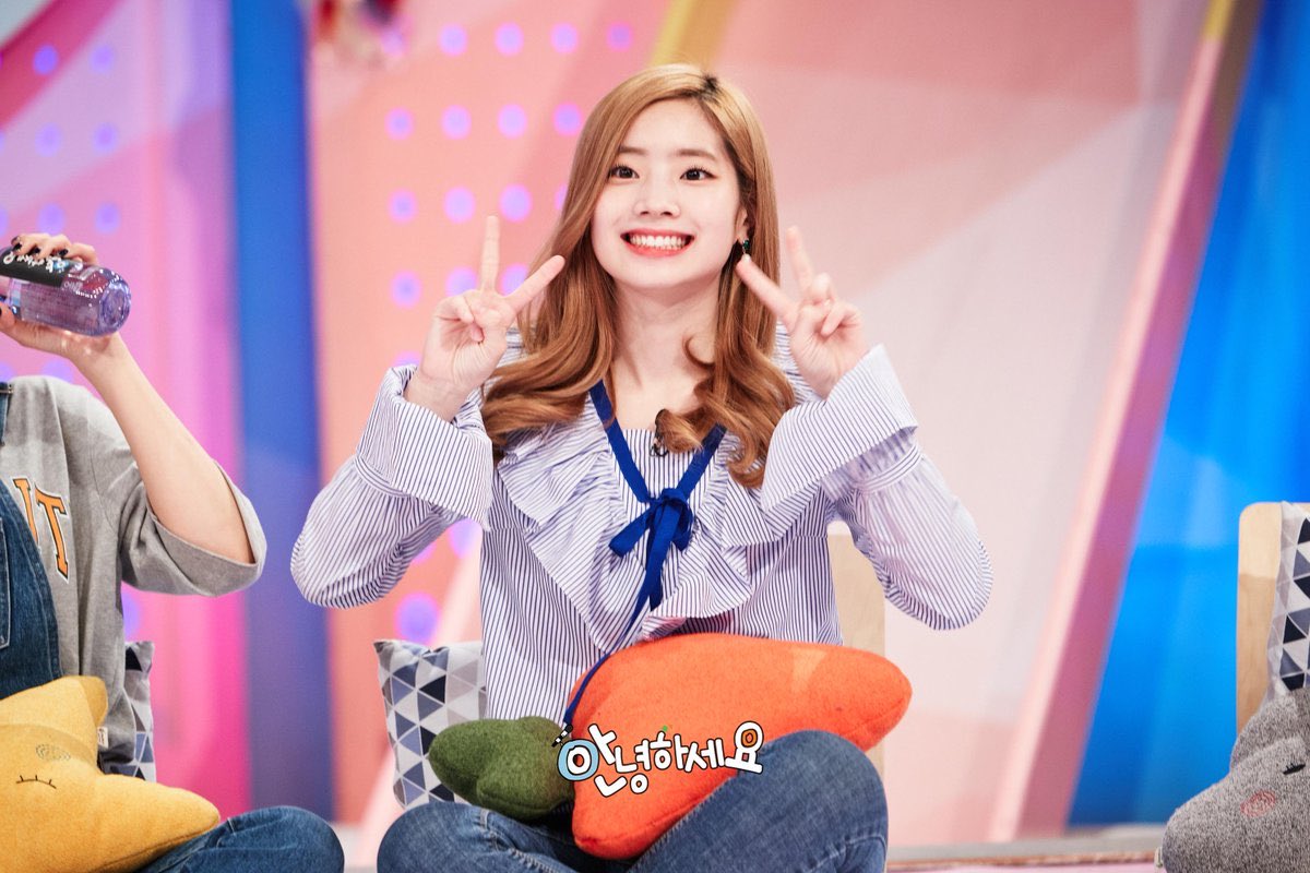 jiwonjinyoung's tweet photo. PLAY BUTTON
(A #MarkDy and #Hanbin and #Dahyun AU)
What if in these world full of digital content creators came an unexpected meet up between a pro-gamer/random content creator and a mukbang broadcaster?
"A Diamond play button that's all I want."
"Fine. Yun lang pala eh." https://t.co/v7aDfuHtrW
