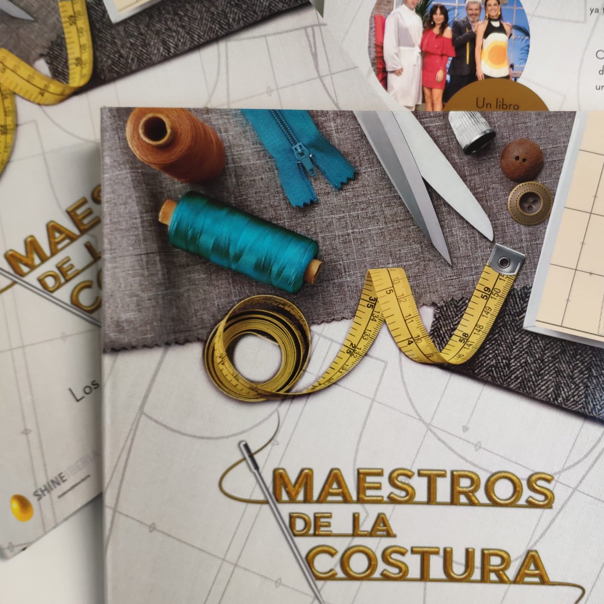 MaestrosCostura's tweet photo. SORTEO del libro de patrones de #MaestrosDeLaCostura 📘🧵 ¿Cómo participar?:

1⃣ Sigue a @MaestrosCostura y @editorialespasa 
2⃣ CITA este tweet y dinos cuál ha sido tu momento preferido de la temporada. 
3⃣ Añade el hashtag #LibroMDLC3 

Bases legales: https://t.co/Nwzvpz89Bv https://t.co/9P21ZrPLlO