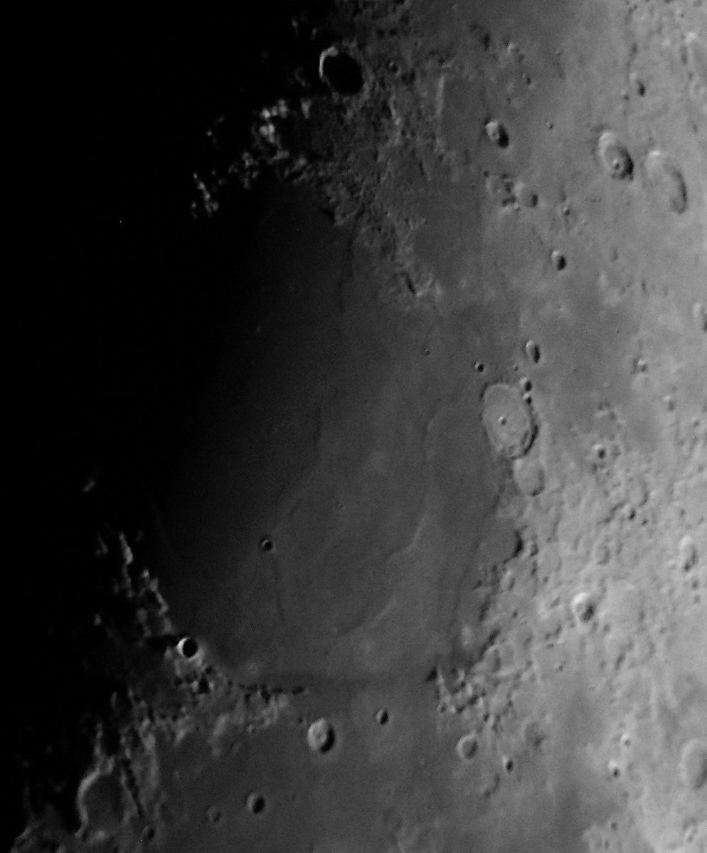 OhmanTeemu's tweet photo. A couple of simple #digiscoping shots of the #Moon from last night, #Nectaris and #Serenitatis #ImpactBasin's. #MareSerenitatis #MareNectaris #RupesAltai #Kuu #törmäysallas #kraatteri https://t.co/U8SWWJd7tg