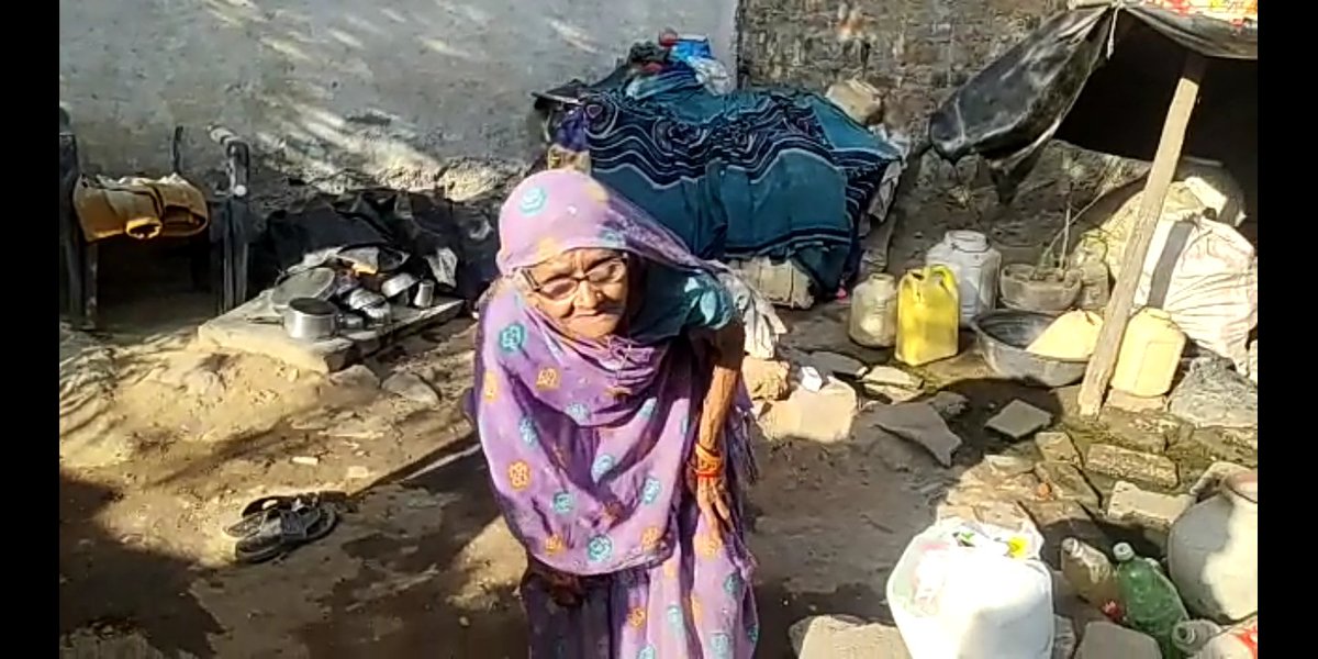 IAmJitendraa's tweet image. हैरान न होना किराया #झोपडी का #300रुपए है,माँ जी देती हैं😭 नाम रामकली उम्र 75 साल,दो बेटे दोनों मानसिक संतुलन खो बैठे,इस उम्र में माँ चौकावर्तन करने जाती हैं,बच्चों को पाल रही है,माँ जी की दयनीय स्थिति देख तुरंत पुलिस वालों की मदद से👮माँ जी को राशन,सब्जी,आर्थिक सहायता दी गई😊🙏