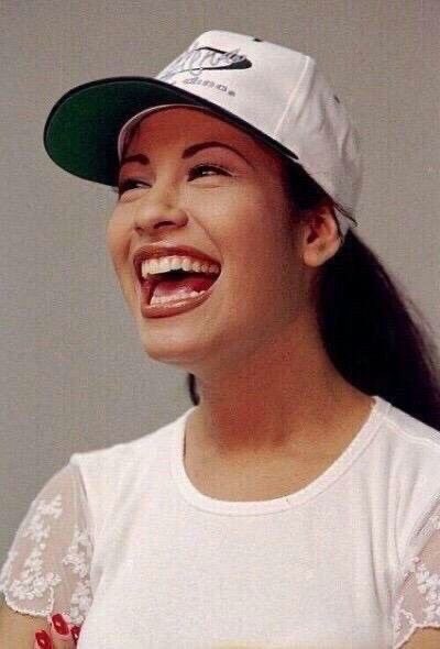 hyuxksflwr's tweet photo. it’s been 25 years since we lost Selena, a queen, we miss you🥺🤍 #RIPSelena https://t.co/MyVbpdMwVp