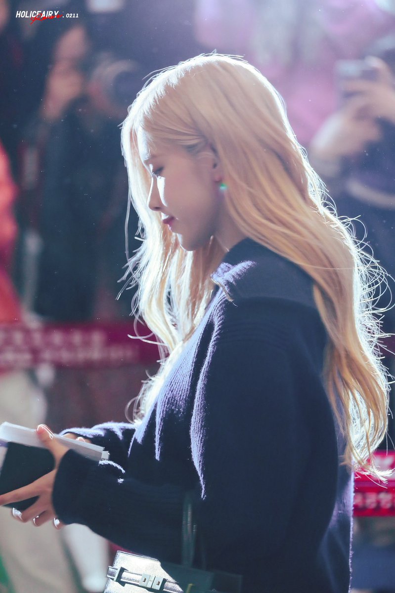 holickws1027's tweet photo. 𝐇𝐨𝐥𝐢𝐜𝐅𝐚𝐢𝐫𝐲🧚

 #ROSÉ #로제 https://t.co/4op00UtERT