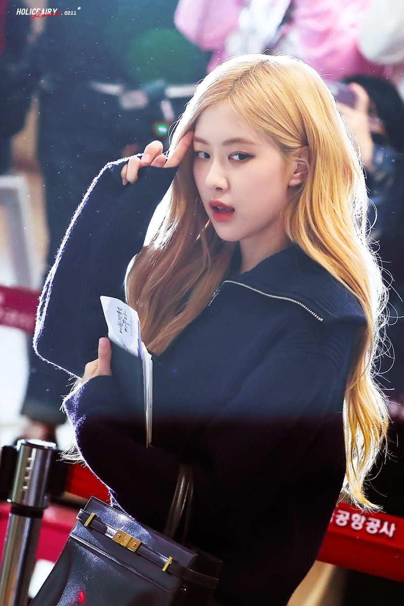 holickws1027's tweet photo. 𝐇𝐨𝐥𝐢𝐜𝐅𝐚𝐢𝐫𝐲🧚

 #ROSÉ #로제 https://t.co/4op00UtERT