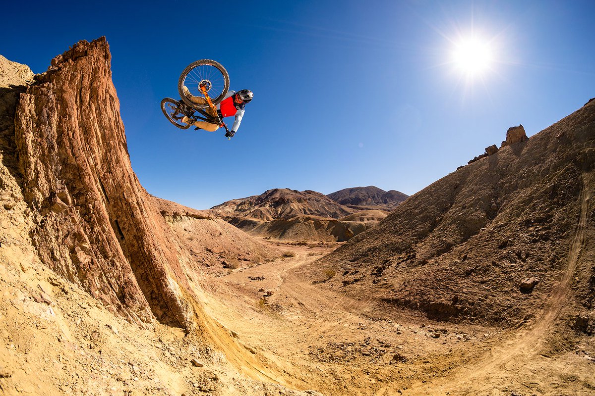 NoTubes's tweet photo. Here's Kirt Voreis executing some textbook social distancing. @ianhylands was behind the lens and more than six feet away. #onlystans #flowMK3 https://t.co/J0jBLHwgtq