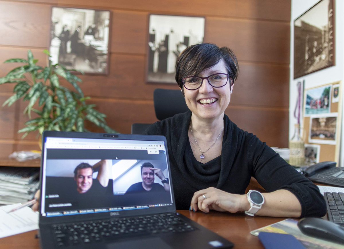 RadkaMarkova's tweet photo. Na stránkách Četky máme čerstvý newsletter, ve kterém si můžete přečíst, jak jsme ten koronavirový kulový blesk zvládli. A já ještě jednou kolegům převelice děkuju. Jste skvělí!!! 🙂👍👏📸💻🖥️✌️😷
https://t.co/8VRVYv16Aq
#CTK #CTKteam #COVID-19 https://t.co/XDOL0vkJ80