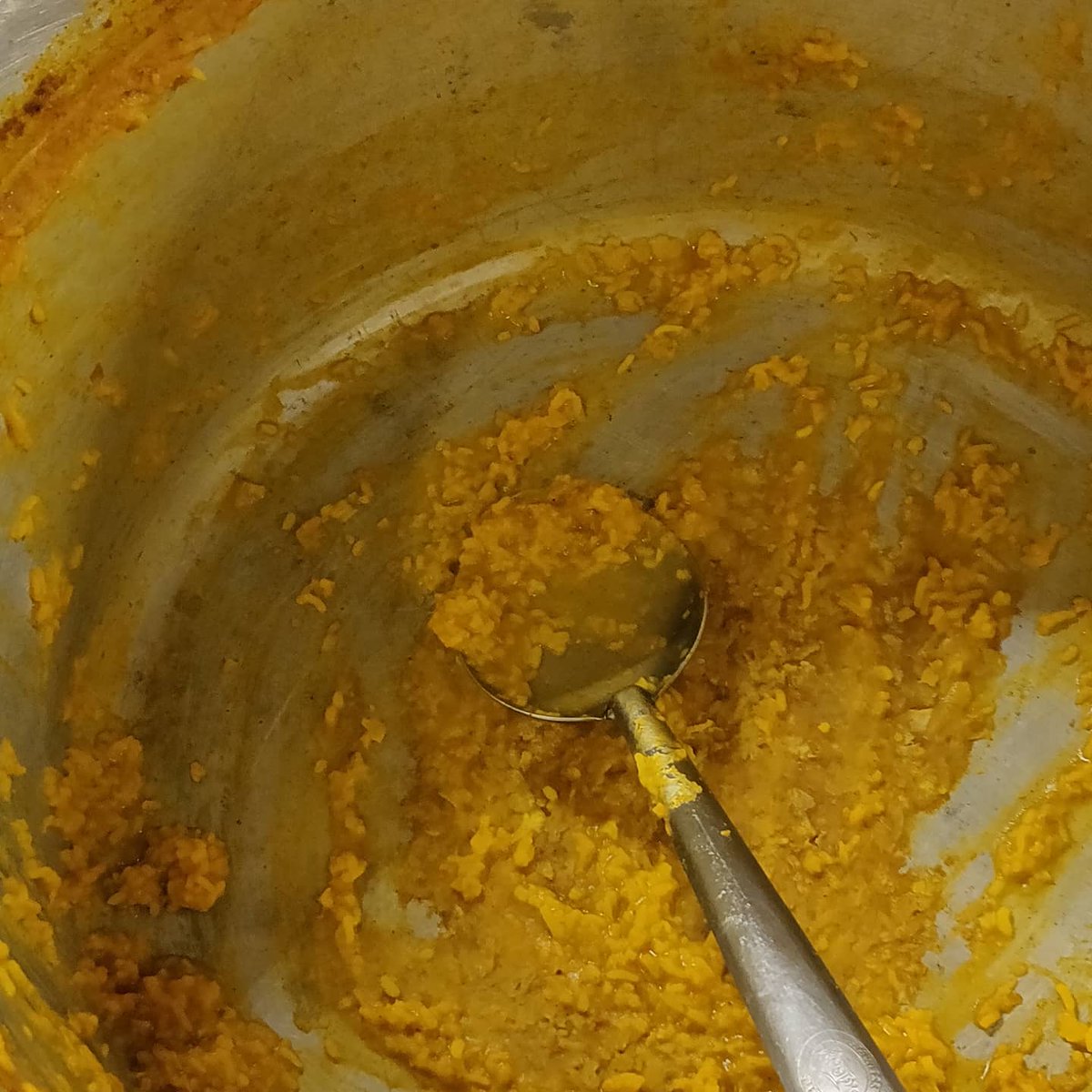 AfrozShah1's tweet photo. My hand is tired  -  finished cooking and packing food for 25 people .

My legs screams " life begins at night "

As the world is now -  my hands and legs are at loggerheads . https://t.co/6MoN4N58Nl