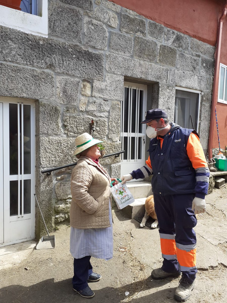 ConcellodePinor's tweet image. Todos os días a AVPC de Piñor:
👉 Traballos de limpeza e desinfección.
👉 Entrega a domicilio de mediciñas e da compra semanal.

📸 imaxes de entregas e reparto de alimentos da semana pasada.

⚠️ CHÁMANOS ó 988 403 236 ou 629 828 194

#QuedaNaCasa 
#EsteVirusLoParamosUnidos