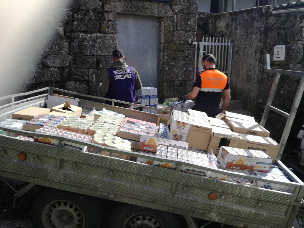 ConcellodePinor's tweet image. Todos os días a AVPC de Piñor:
👉 Traballos de limpeza e desinfección.
👉 Entrega a domicilio de mediciñas e da compra semanal.

📸 imaxes de entregas e reparto de alimentos da semana pasada.

⚠️ CHÁMANOS ó 988 403 236 ou 629 828 194

#QuedaNaCasa 
#EsteVirusLoParamosUnidos