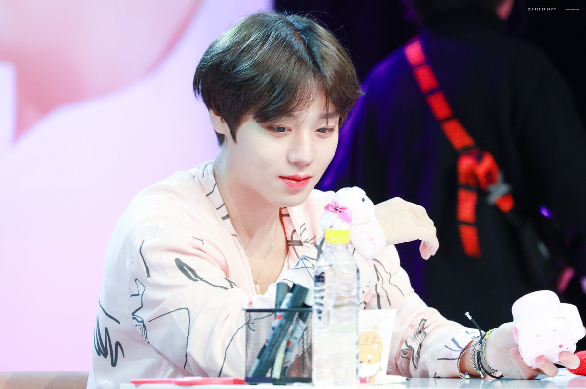 1stpriority_bjy's tweet photo. 200105 아임미미 팬싸

이 사진 예쁘게 봐주시구 Revival 뮤비도~

#PARKJIHOON #박지훈 https://t.co/PBuqH2eCuc