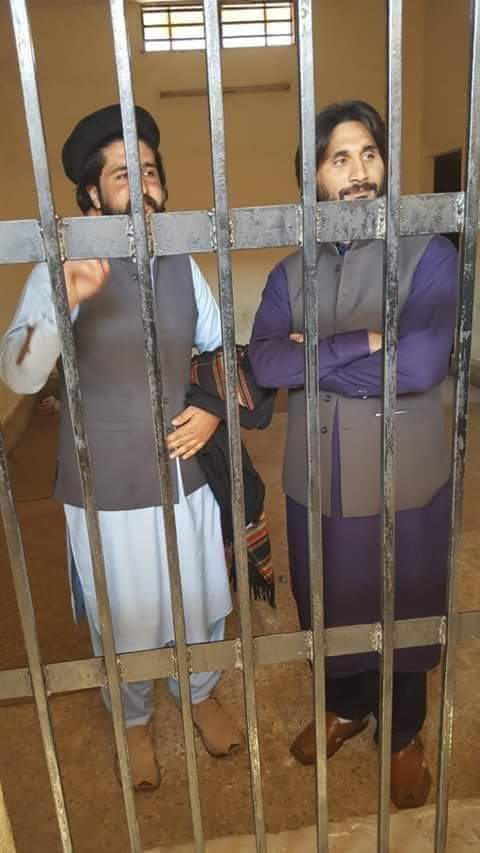 SamiPashtoon's tweet photo. خو بیا هم خدای خبر په څه خبره
د زړه زخمونه له ټکور ور کوم
هیڅ خبره نه یم چي د څه په امید
زه ژوندی هم یم انتظار هم کوم
#SetFreeHanifPashteen https://t.co/MUbZ7qPmfM