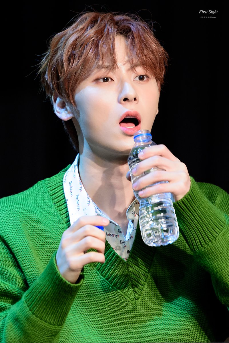 FirstSight_mh's tweet photo. 야옹이 물 마시는 모습  🐱?? ㅎㅎㅎ

#황야옹이 #민야옹이 #현야옹이
#민현 #황민현 #MINHYUN #AprilFoolsDay https://t.co/QZm5Vs5HDX