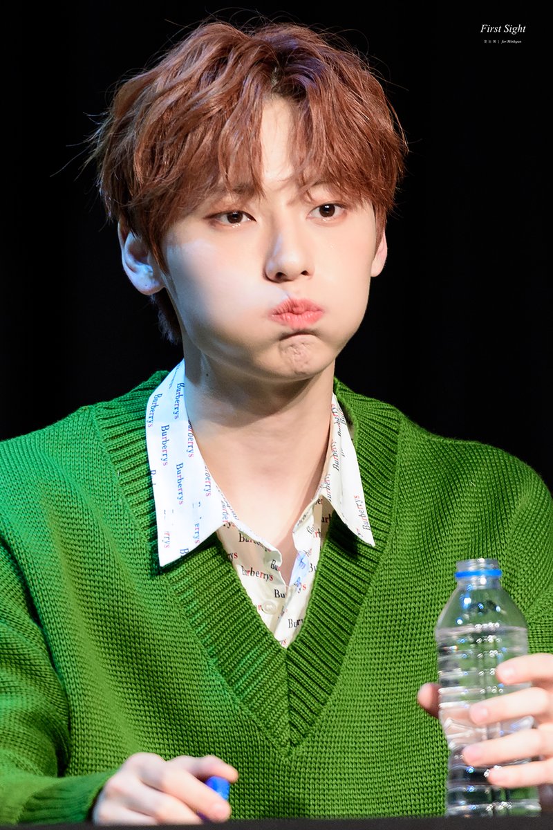 FirstSight_mh's tweet photo. 야옹이 물 마시는 모습  🐱?? ㅎㅎㅎ

#황야옹이 #민야옹이 #현야옹이
#민현 #황민현 #MINHYUN #AprilFoolsDay https://t.co/QZm5Vs5HDX