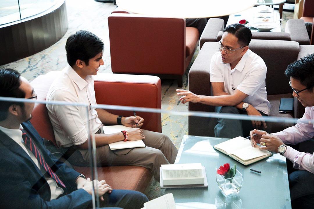 IrKhairilNizam's tweet photo. Bro @SyedSaddiq 

Ya, 
kami berbeza parti, matlamat &amp; pendekatan.

Namun, kami berkongsi harapan yang sama terhadap AnakMudaMalaysia. 

Bro, bersabarlah. Sekiranya anda benar,  Allah sentiasa bersama kebenaran. 

Jika sebaliknya, tenang, krn Allah sentiasa menanti taubat hambaNya https://t.co/xMvEipWLik