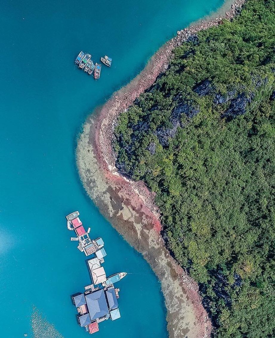 halongbaycabin's tweet photo. Halong Bay as known as a UNESCO World Heritage Site is famous because its stunning limestone mountains raising up from emerald waters that formed from thousand years ago. 
📷: @sandrinehecq           

🌐 Website: https://t.co/08aByNNcay https://t.co/FOVFX9976c