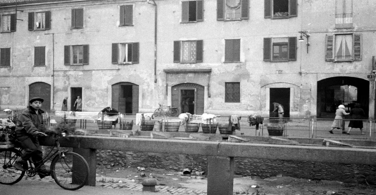 EnzaAltieri's tweet photo. Tra siepi di sambuco e alcuni uscioli fatti di latta e di imposte sconnesse, 

l'odore di una fabbrica di caffè si univa al lontano sentore delle fonderie

__Luciano Erba 

Milano, Virgilio Carnisio https://t.co/sW66RCKuCO