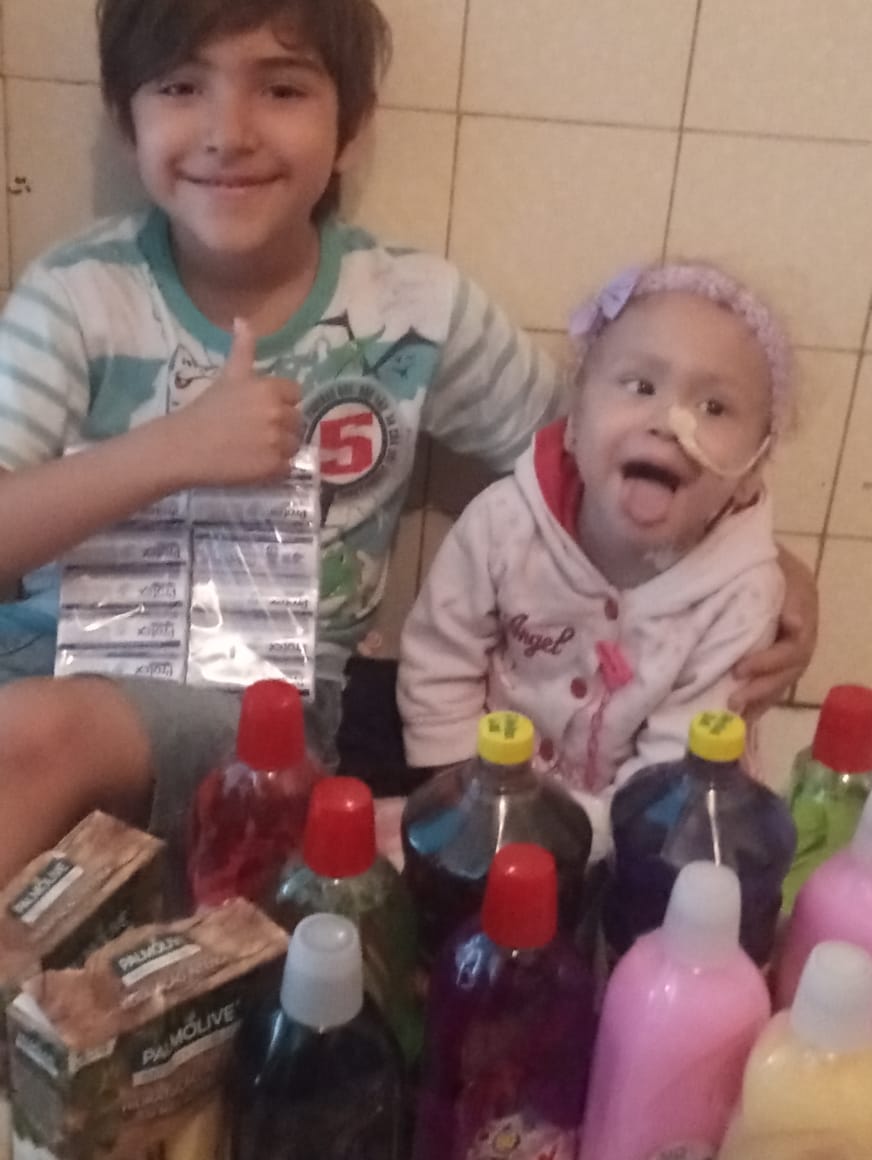 ahpas's tweet photo. 👉 Você sabia que somos parceiros da Colgate Palmolive há mais de 3 anos? Semana passada entregamos produtos de higiene pessoal e de limpeza, doados pela empresa, para nossos atendidos. Foram mais de 43 famílias beneficiadas. 🙏 https://t.co/qpus7h6Ssx