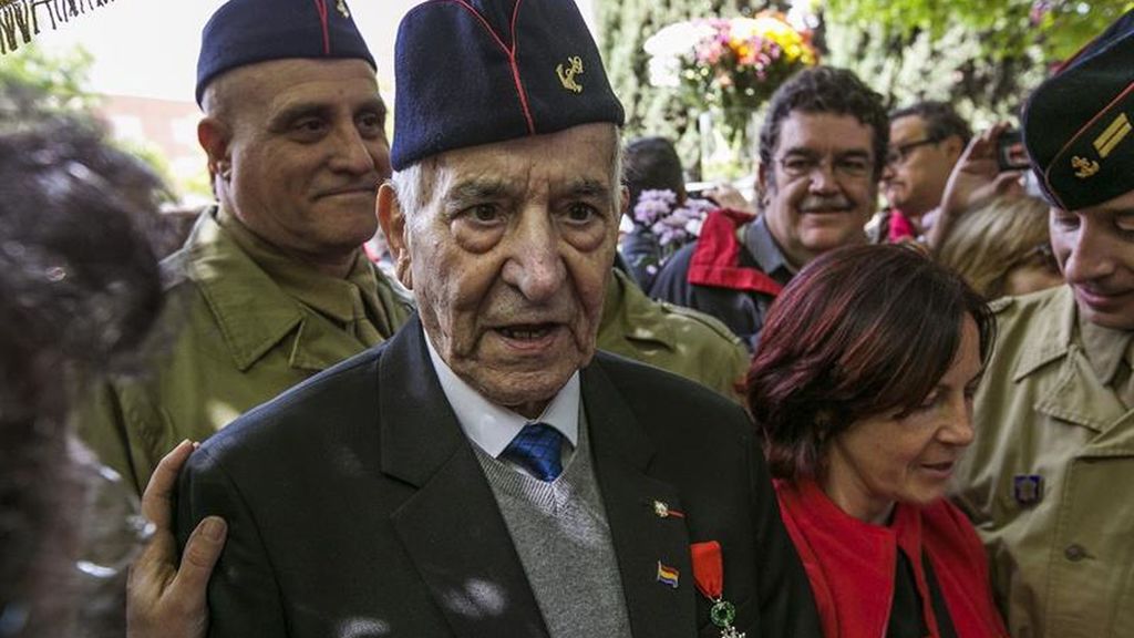 Era el 24 de agosto de 1944. Los soldados de La Nueve, en su mayoría republicanos españoles, conseguían liberar París de los nazis. 

Las campanas repicaban. Los republicanos cantaban el Ay, Carmela. Entre ellos, Rafael Gómez, zapatero de profesión.

 Ha fallecido hoy con 99 años