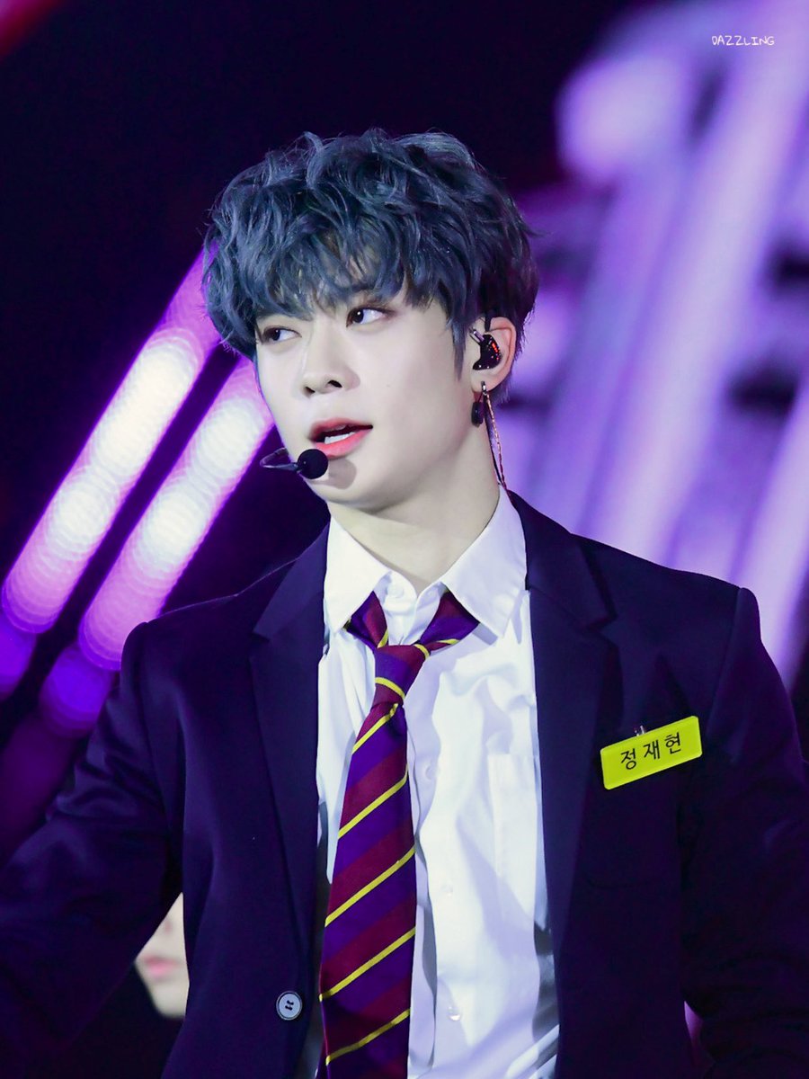 Dazzling_1103's tweet photo. 191227 가요대축제 

기억조작남 정재현 선배님이라면서요???
저도 첫사랑이 신동중 정재현이었던것같고,,,
어쩜 손도 예쁘시지....
뭐하나 빠지는 게 없는 맛집😍

#재현 #JAEHYUN #NCT127 #NCT #ジェヒョン https://t.co/u5emSZIApO