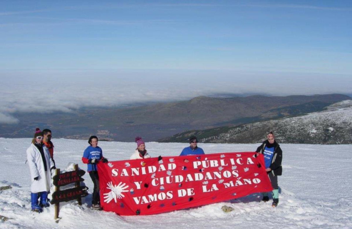 VentaMarcelino's tweet photo. En Diciembre de 2012 un grupo de sanitarios, la marea blanca, subio a Peñalara a revindicar la sanidad publica y en lucha contra los recortes, hoy mas que nunca su eslogan sigue y debera seguir siempre vigente.
https://t.co/AzKEVXzc95 https://t.co/lLtkLr3Bwt