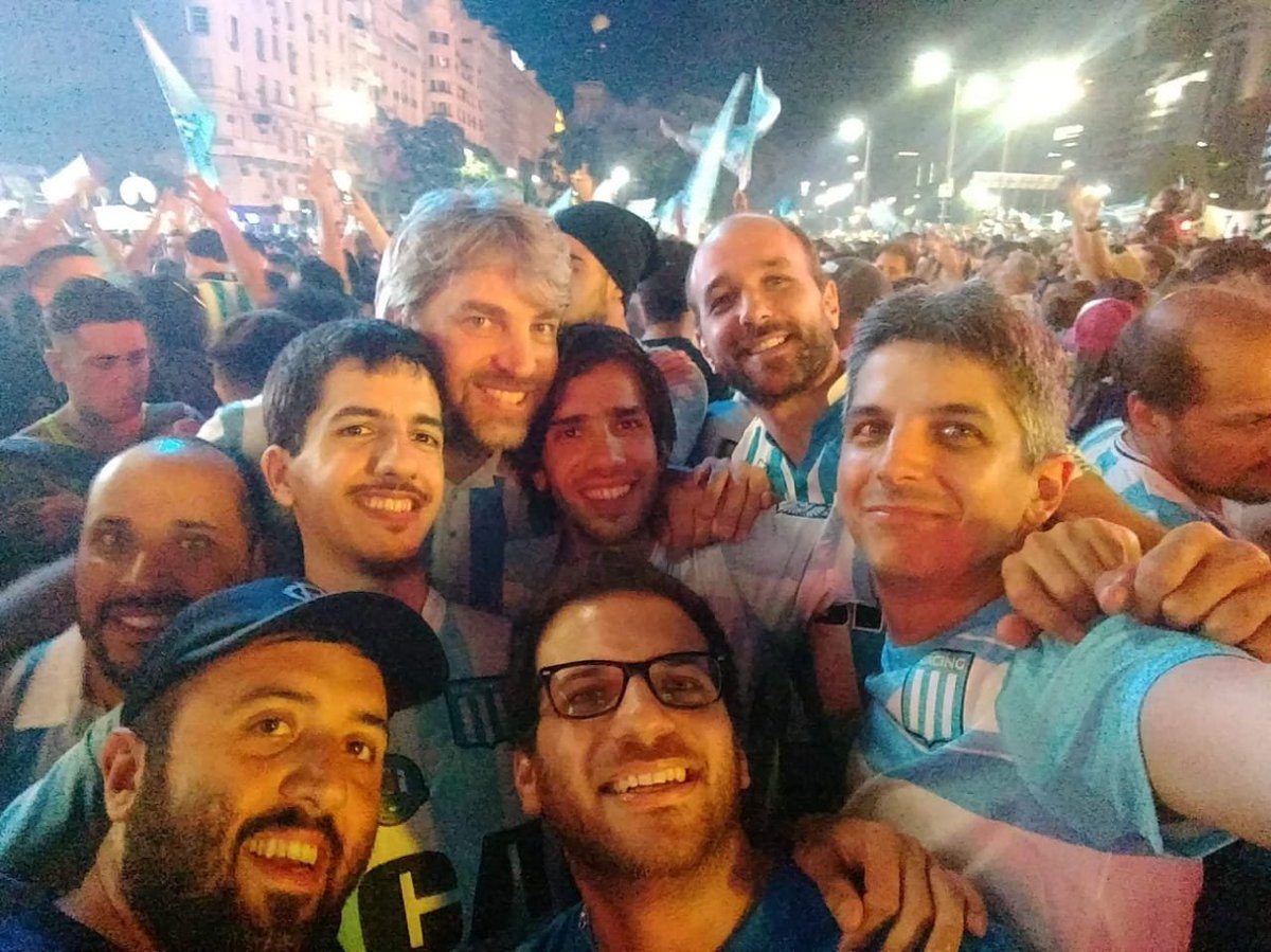 ruizlisandro's tweet photo. A un año del desborde obelístico y la emoción de ver a #Racing otra vez campeón, con mi hermano y los amigos de #UGDC https://t.co/uWIYBUC72P