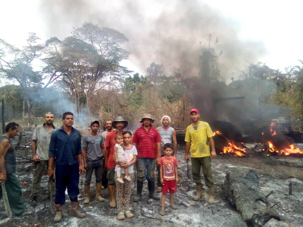 TierraVermelha's tweet photo. TERRATENIENTE INTENTA DESALOJAR CAMPESINOS EN PORTUGUESA

EL piromano y "criollisimo" Rodolfo Goetz Blohm de Agropecuaria El Arca y sicarios llegaron a quemar ranchos y destruir siembras como lo habian hecho varias veces.
Quema tractor para criminalizar campesinos

@NicolasMaduro https://t.co/yUp9YkuIlc