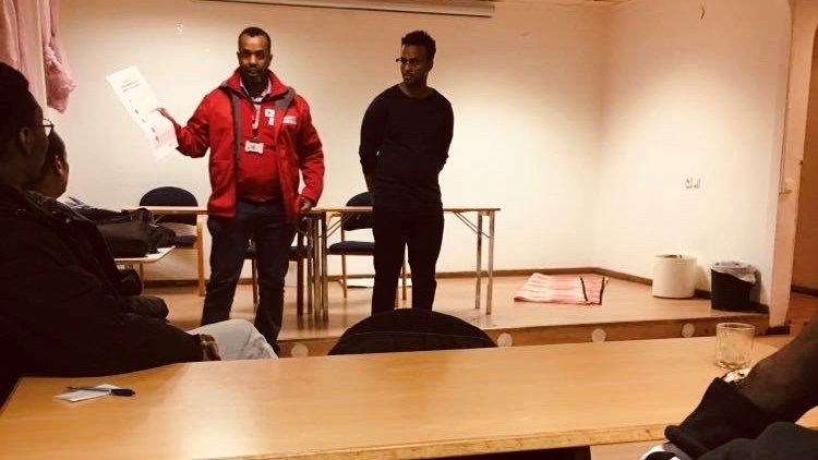 RodaKorset's tweet photo. Röda Korset stöttar de lokala behov som finns på många platser i Sverige just nu. I Malmö blev vår medarbetare Mubarik Abdirahman inbjuden av Regnbåge Förening i Rosengård för att informera om coronaviruset tillsammans med läkaren Shihab Hassan. Tack för att vi fick komma! https://t.co/i7JTpMBff0