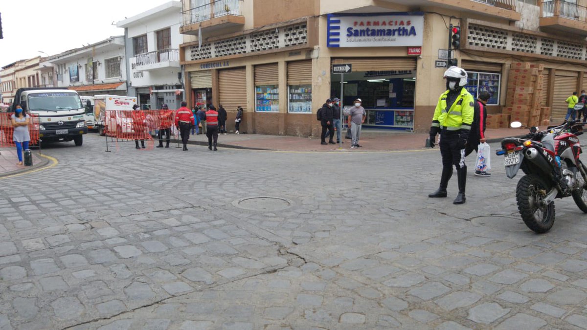 emov_ep's tweet photo. En coordinación con la @PolmunicipalGC realizamos operativo interistitucional con la finalidad de  recuperar los espacios del mercado 9 de Octubre. Además, se verifica que se cumpla con la restricción vehicular establecida.

@MunicipioCuenca @pedropalaciosu @RadioCiudad1017 https://t.co/0Izp1xQ1T4