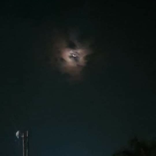 Sarawak_Aritok's tweet photo. Gambar bulan yang dirakam di Kampung Sri Arjuna Batu 12, Kuching.Seperti seseorang menjeling dalam keadaan marah. 

Kredit Photo: Wan Hameizul https://t.co/YlM1fPt2QN