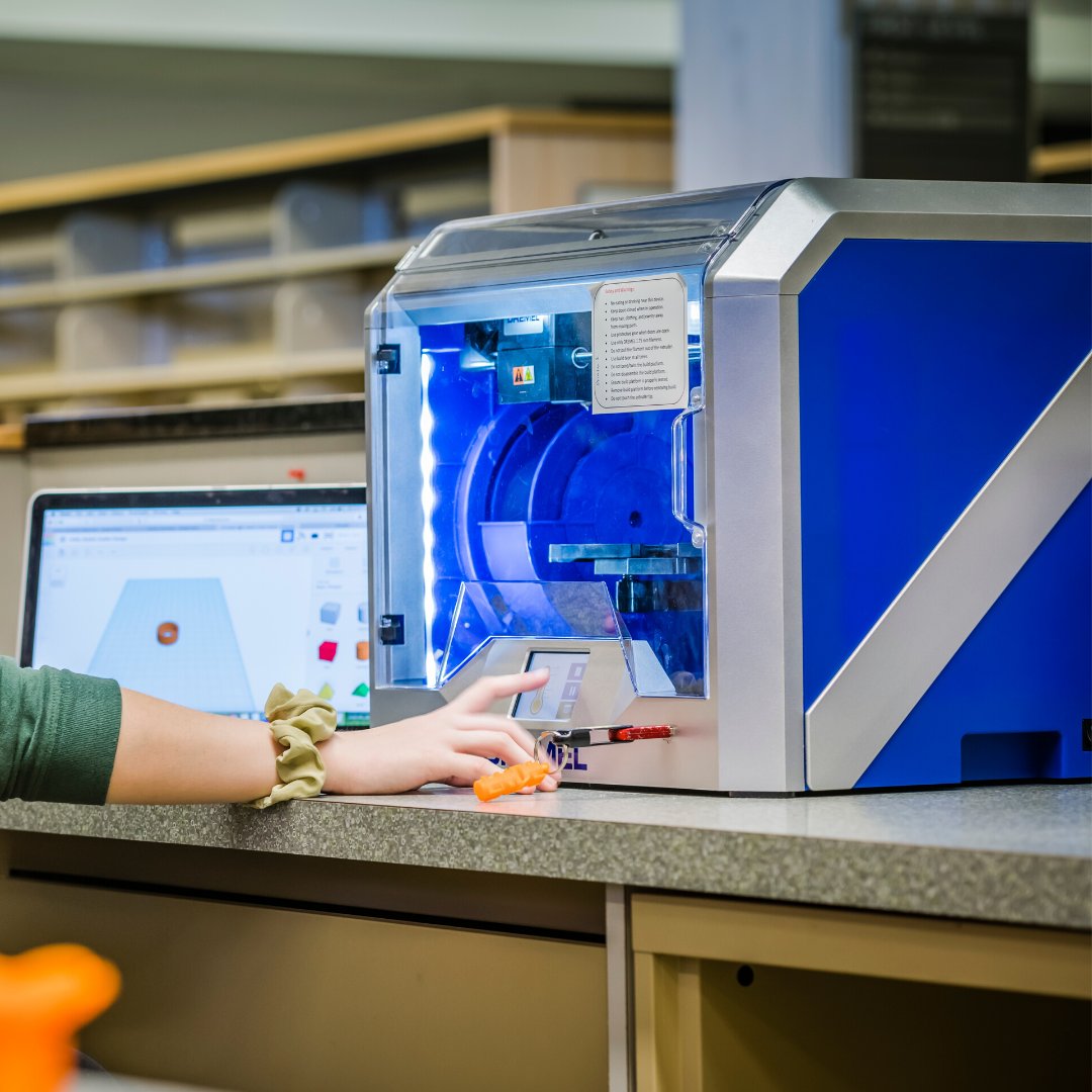 LoyolaMaryland's tweet photo. We are proud to share that Loyola faculty &amp; staff are using 3D printers from @LNDLibrary and laser cutters to create face shields for local hospitals: https://t.co/ZnWkyBamG8

To the health care workers &amp; everyone on the frontline of #COVID19 - we can't thank you enough! 💚 https://t.co/bN1Db3viYn