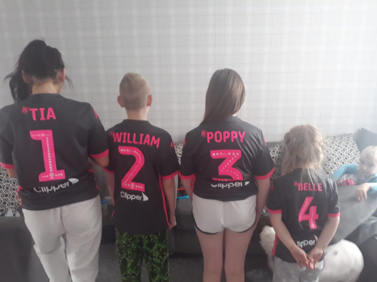 A little treat to cheer the kids up! Alaw 🤛🤛 <a href="/andrearadri/">Andrea Radrizzani</a> <a href="/LiamCooper__/">Liam Cooper</a> <a href="/Kalvinphillips/">Kalvin Phillips</a> <a href="/LUFC/">Leeds United</a> <a href="/dallas_stuart/">stuart dallas</a>