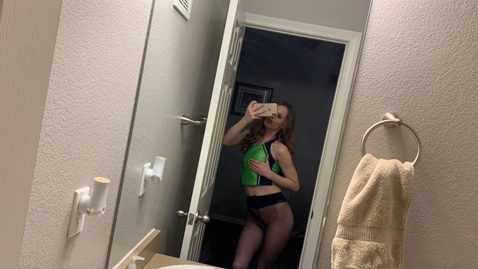 Come check out my sexy videos 👅 https://t.co/n0FegHoEbI https://t.co/ESMYRRSnRG