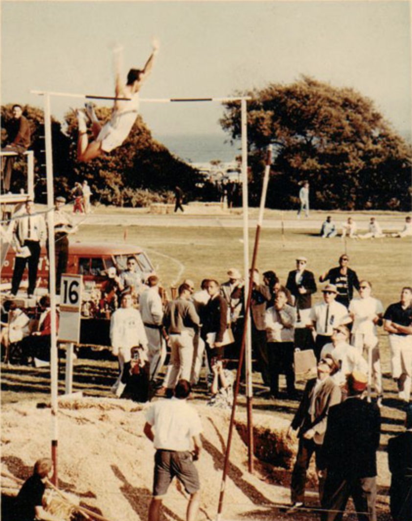 usatf's tweet photo. #OnThisDay in 1962, John Uelses became the first man to vault 16-feet outdoors clearing 16-0.75/4.90m in Santa Barbara, CA. 

Uelses had already become the first man to vault 16’(4.89m) indoors earlier in the year.

#VintageUSATF 
📸 @SBIndyNews https://t.co/1CgmiObzmw