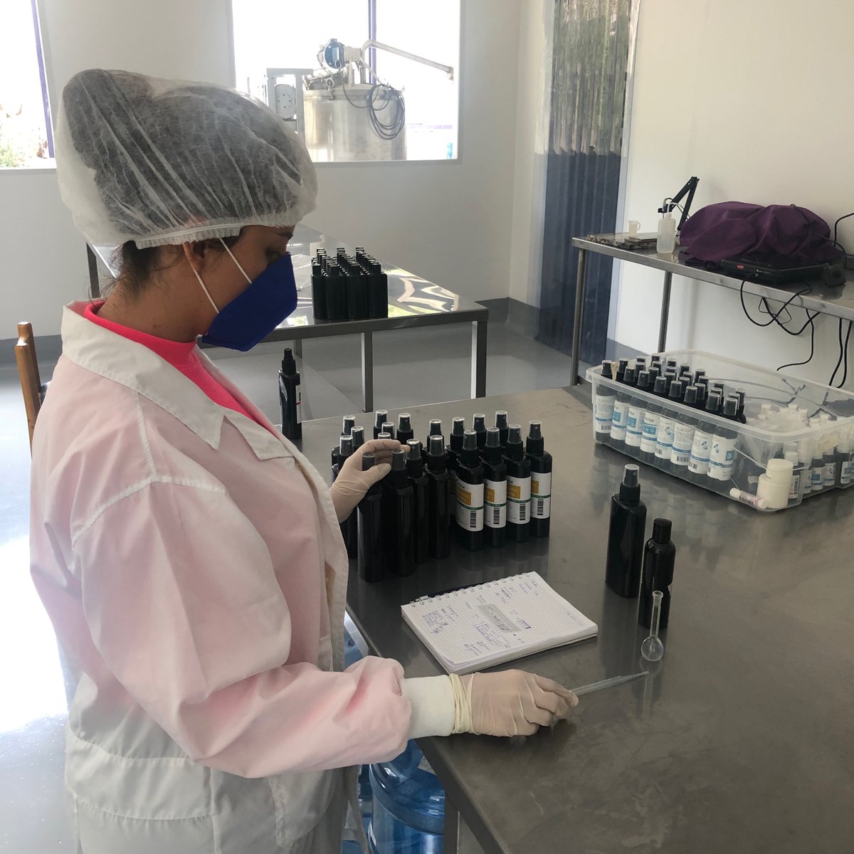 Aromavida_Ec's tweet photo. Seguimos trabajando para brindarte productos de primera necesidad. Adquiérelos mediante nuestra tienda en línea https://t.co/C39MAHEoe7 #bienestarnatural #productosnaturales #aceitesesenciales https://t.co/mrux0JE1U2