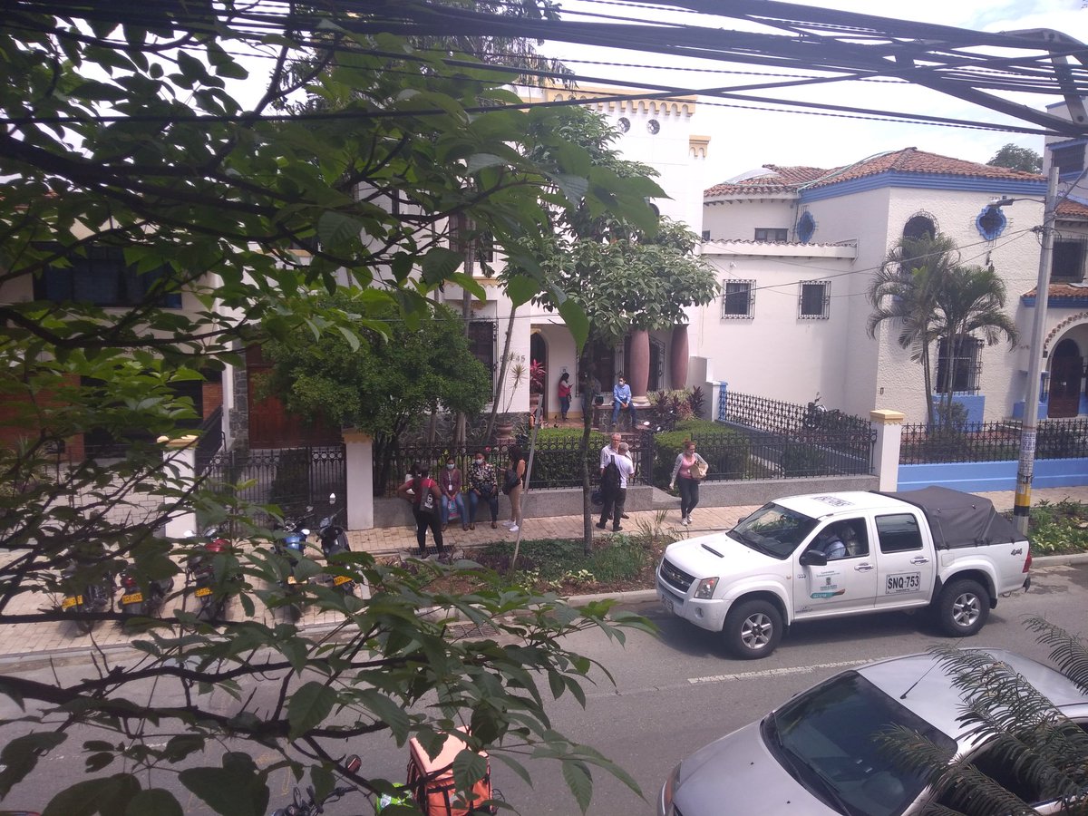 Señor Alcalde en la Sede de la Alcaldía en el Barrio Prado Centro se presenta una aglomeración de personas y carros sin la debida Protección sentados en las aceras, poniendo en  riesgo a la población del sector ,Atención Quién Soluciona esta Situación@QuinteroCalle <a href="/AlcaldiadeMed/">Alcaldía de Medellín</a>